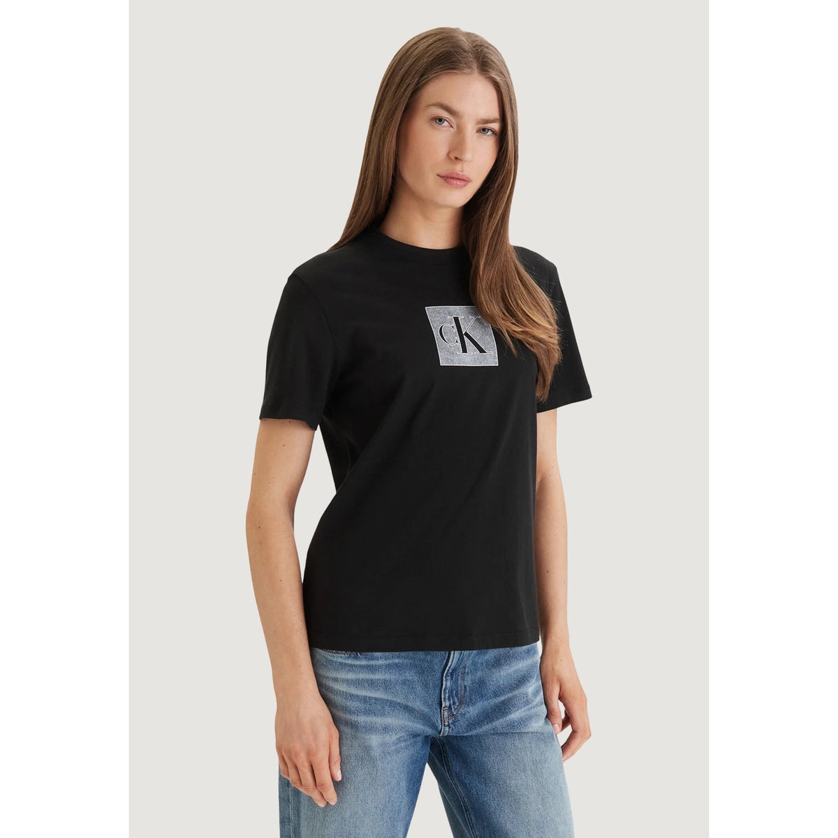 Image 5 : Look complet avec t-shirt Calvin Klein Jeans femme noir logo CK et jean brut, style casual chic urbain — Delvale