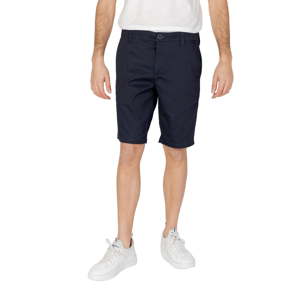 Image 5 : Bermuda chino cargo Armani Exchange homme coupe droite, présentation multi-coloris disponibles sur la fiche produit Delvale — Delvale