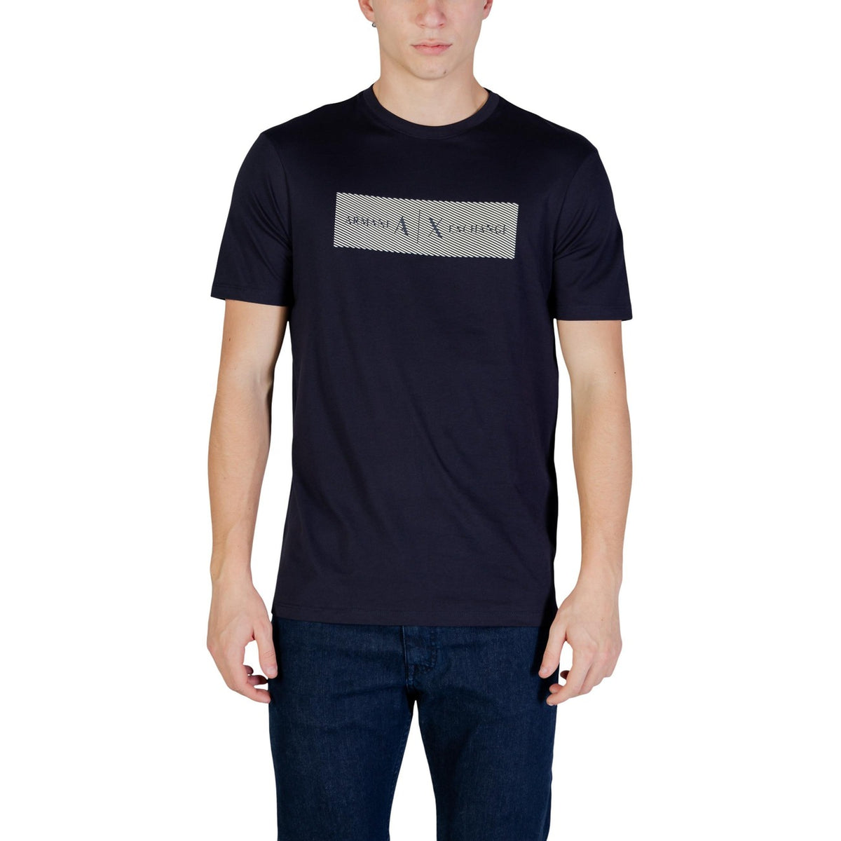 Image 4 : T-shirt Armani Exchange homme blanc porté style casual — Delvale