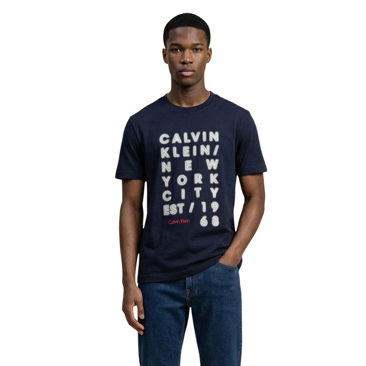 Image 4 : Zoom sur l'imprimé et le logo Calvin Klein Jeans du t-shirt homme beige — Delvale