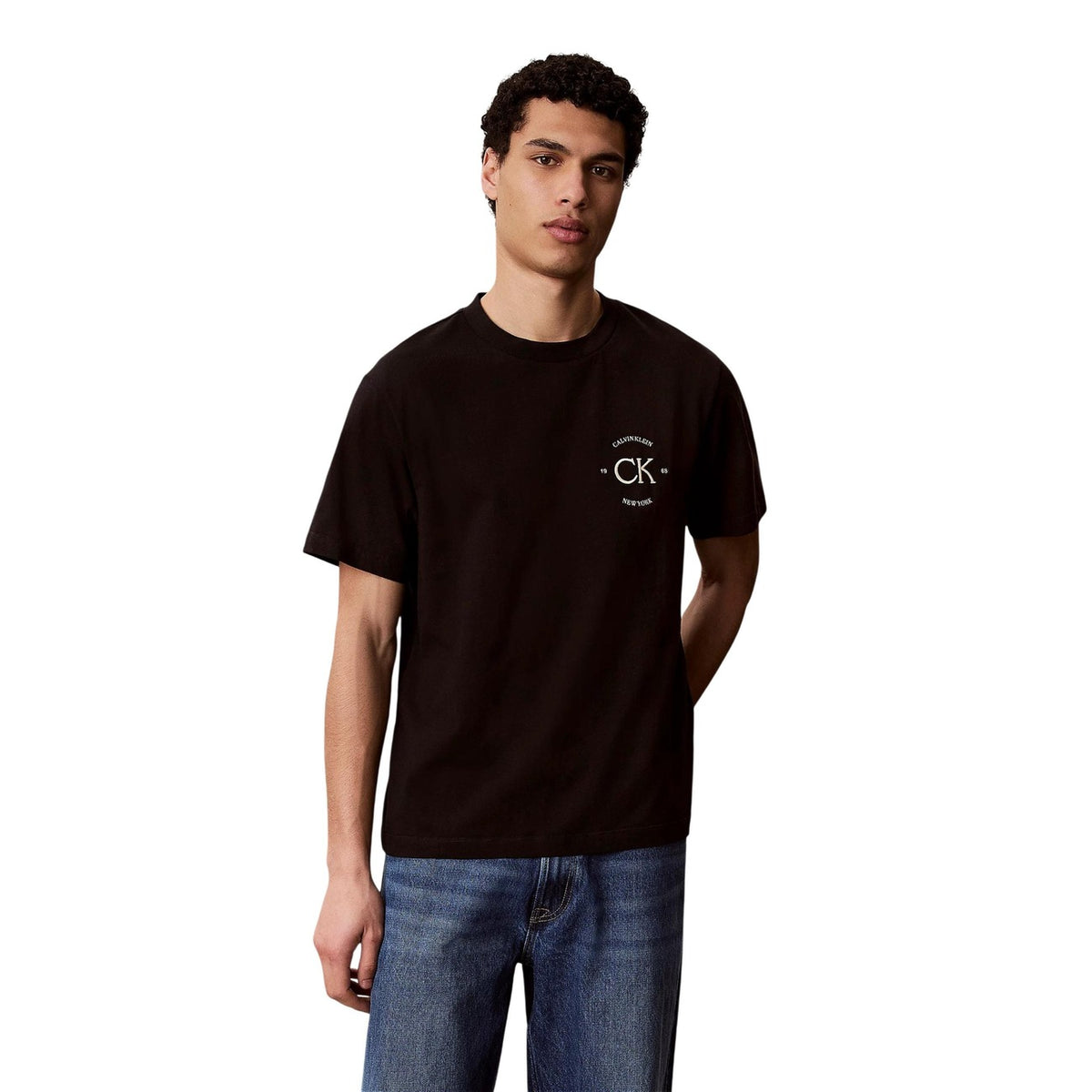 Image 4 : T-shirt Calvin Klein Jeans homme blanc porté, style casual premium — Delvale