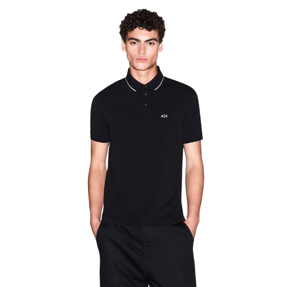 Polo Armani Exchange homme noir piqué liseré blanc logo AX — vue de face portée — Delvale