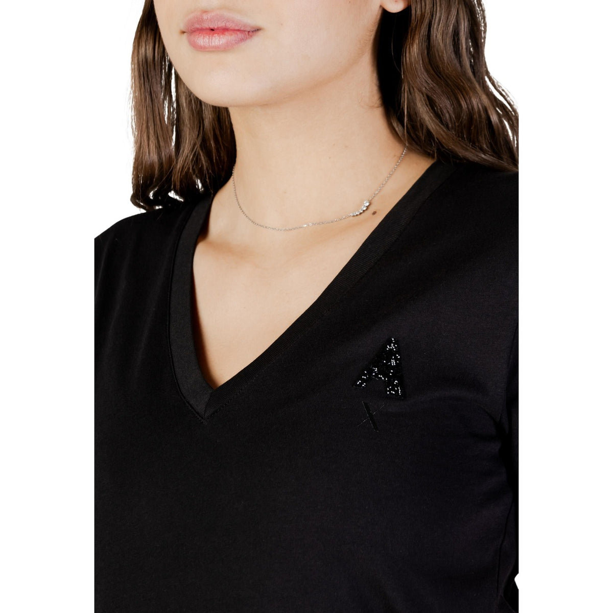 Image 2 : T-shirt Armani Exchange femme noir col V détail du logo et de la coupe — delvale