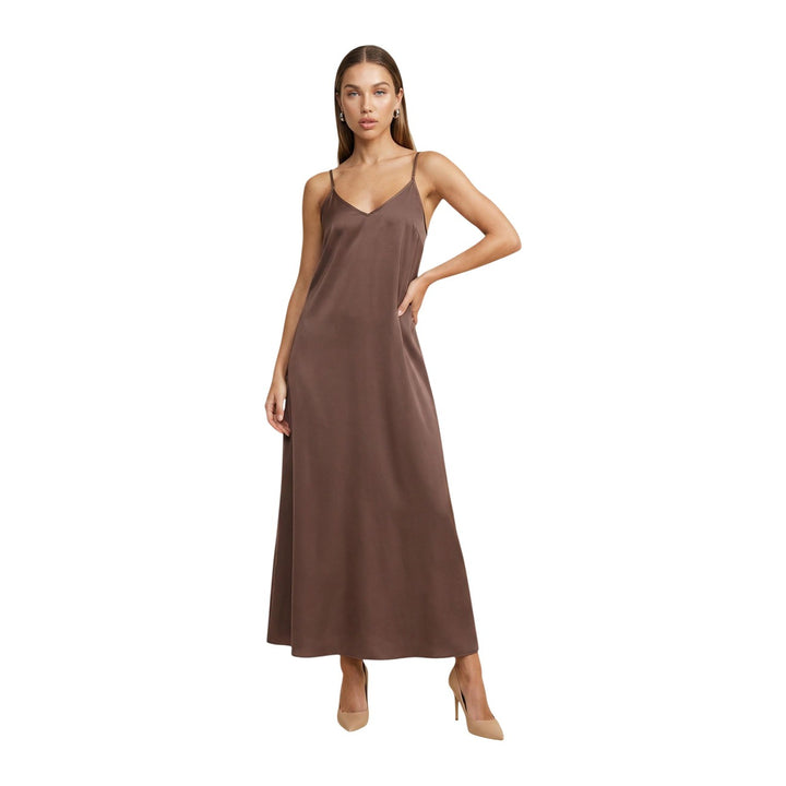 Image 1 : Femme portant une robe longue satinée fluide Only de couleur brun chocolat avec bretelles fines et décolleté en V, vue de face — Delvale