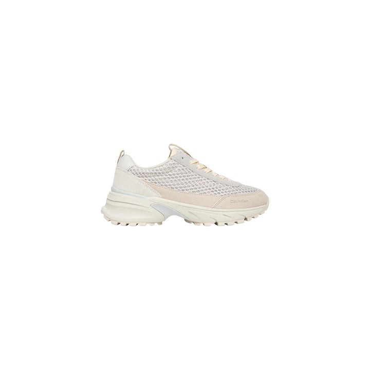 Image 1 : Basket Calvin Klein Jeans femme profil droit, tige mesh blanc et empiècements suède beige, semelle chunky runner crantée — Delvale