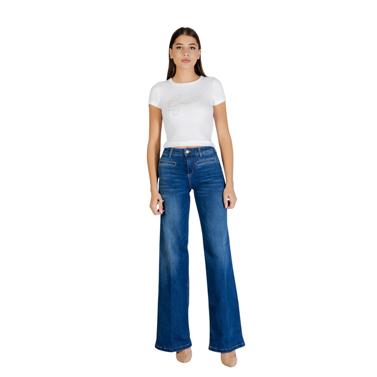 Image 5 : Look complet jean flare femme Liu Jo bleu délavé associé à un top blanc et talons — Delvale