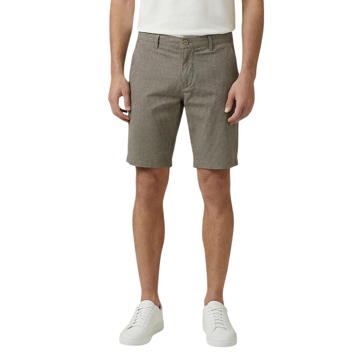Image 1 : Bermuda Armani Exchange homme beige imprimé microstructuré, vue de face portée avec t-shirt blanc et baskets blanches — Delvale