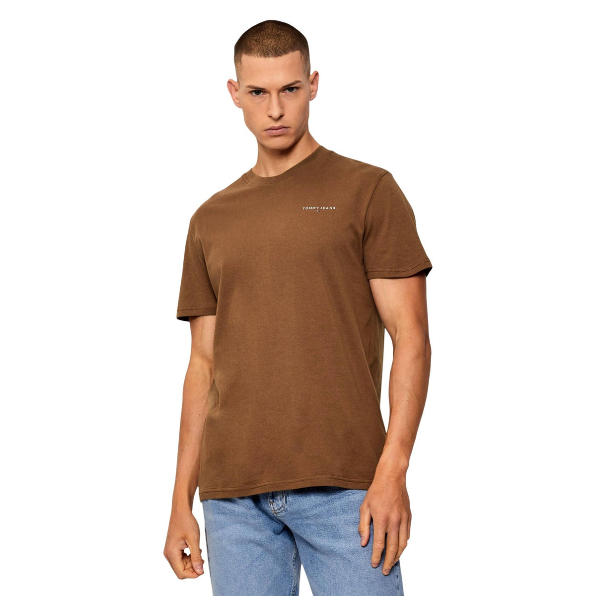 Image 1 : Homme portant un t-shirt Tommy Hilfiger Jeans marron à logo signature brodé sur la poitrine, coupe ajustée, manches courtes — Delvale