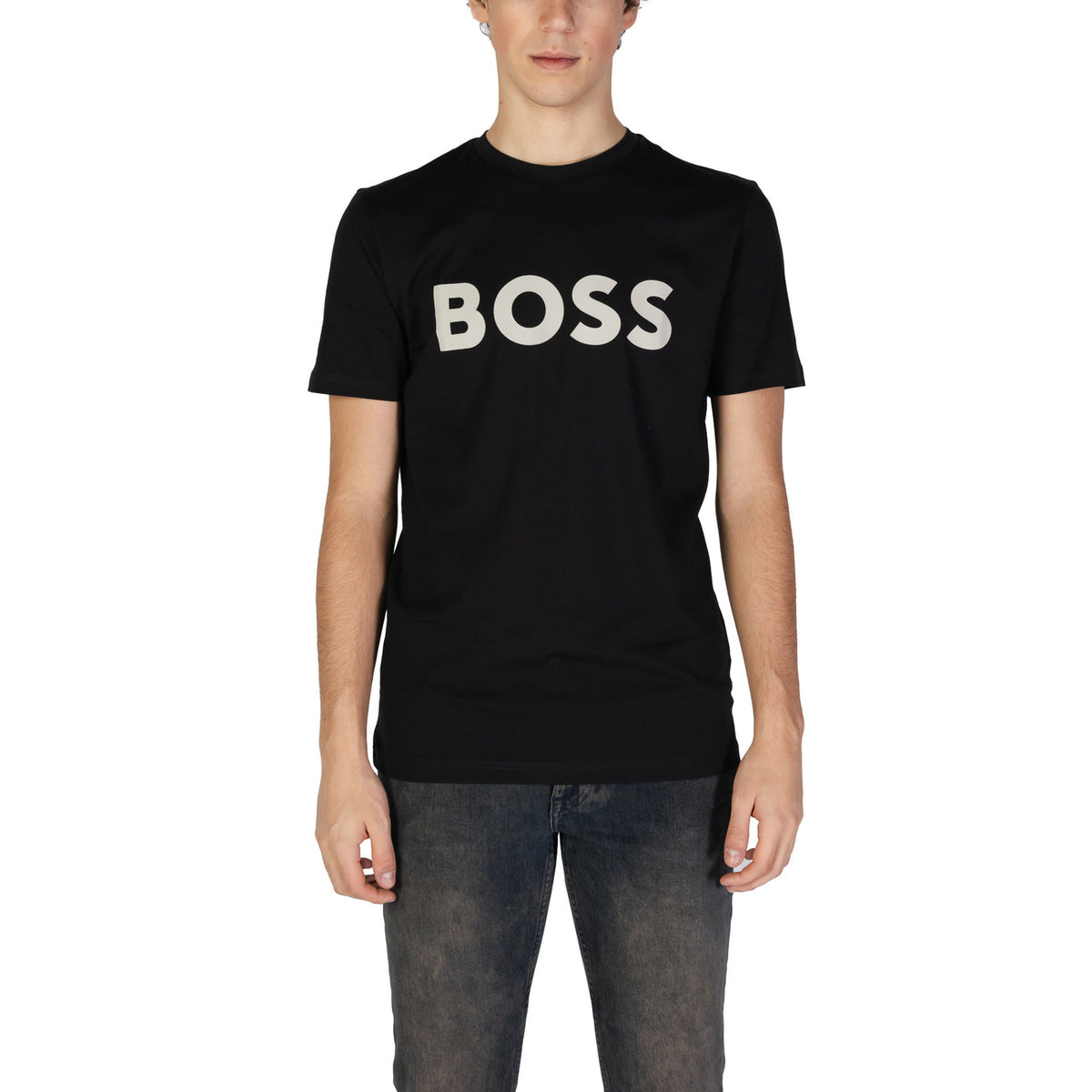 T-shirt Boss homme noir logo BOSS poitrine porté avec jean gris, vue de face