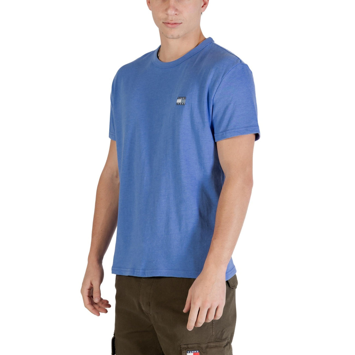 Image 3 : Zoom sur le patch logo Tommy Hilfiger Jeans brodé sur t-shirt bleu azur homme — Delvale