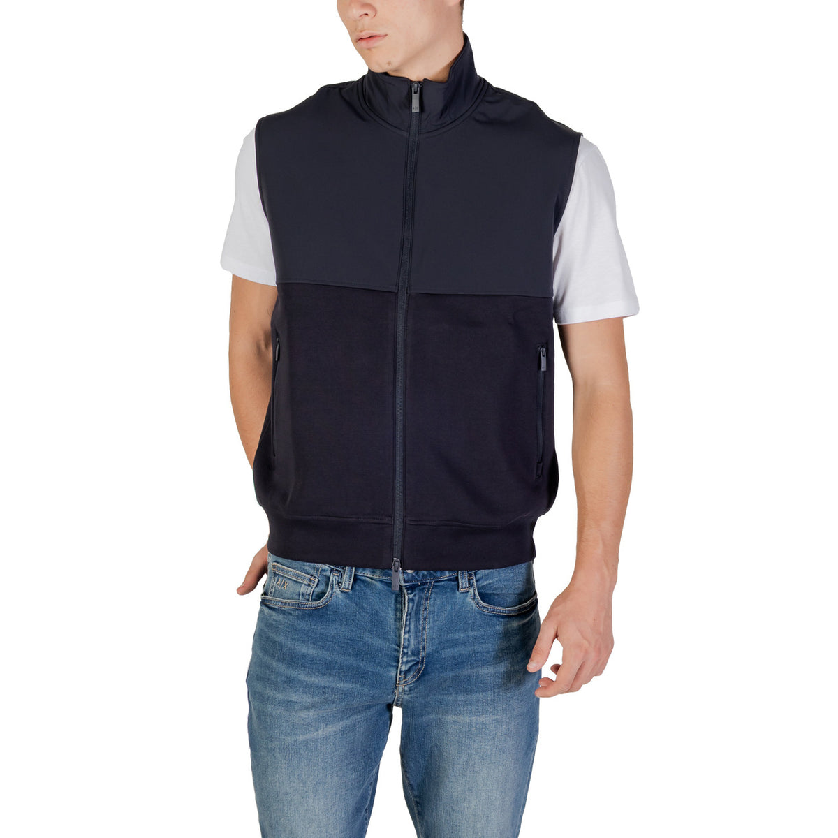 Image 5 : Look complet homme avec gilet bimatière Armani Exchange marine, t-shirt blanc et jean délavé — style urbain casual — Delvale