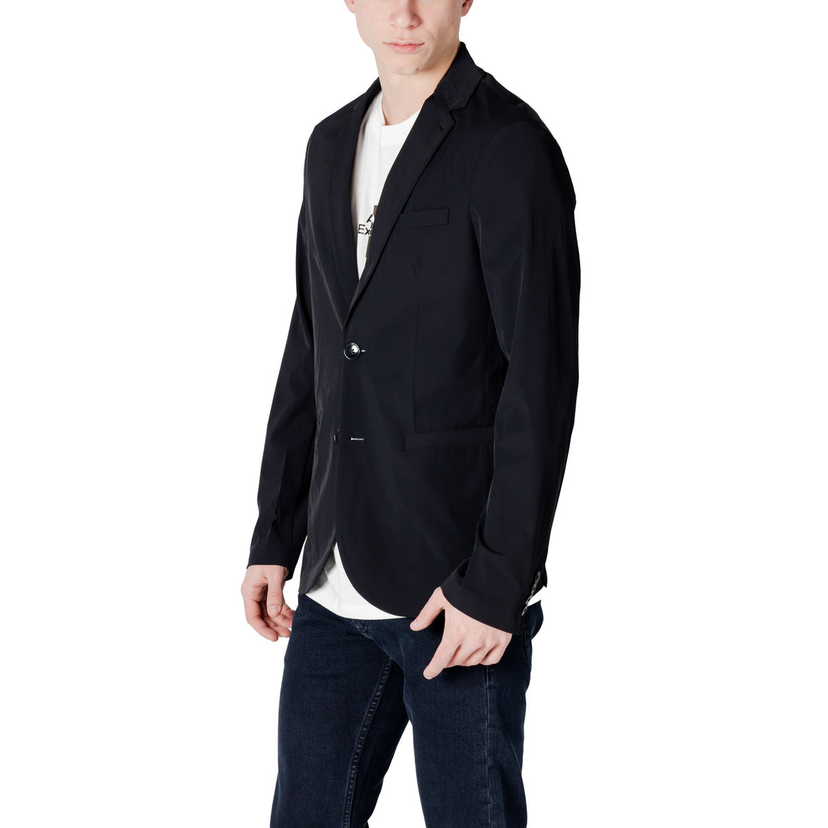 Image 4 : Blazer Armani Exchange homme noir, détail des boutons de poignet sur manches longues et finitions soignées — Delvale