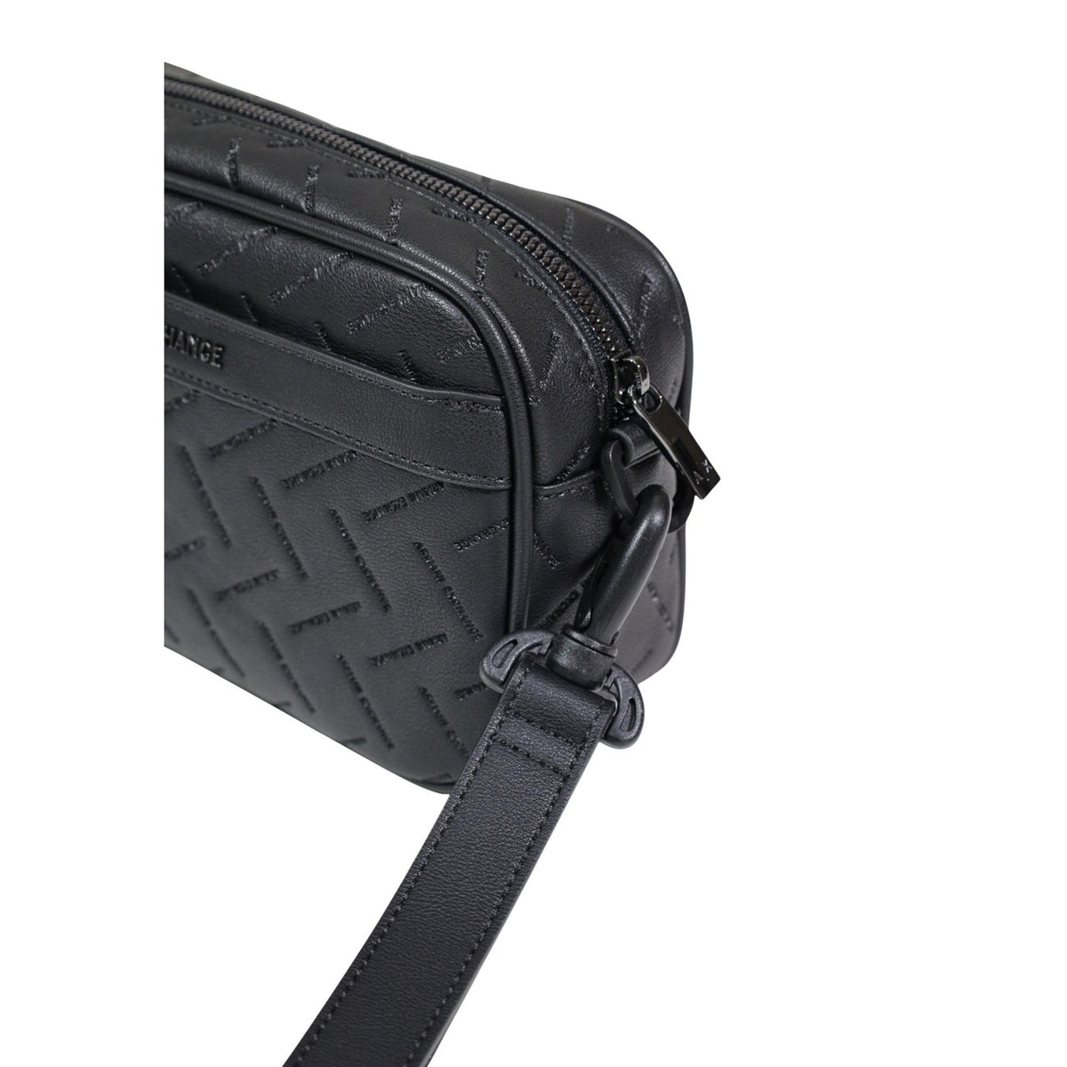 Image 2 : Vue détaillée du motif chevron gaufré sur sacoche homme Armani Exchange noire — Delvale