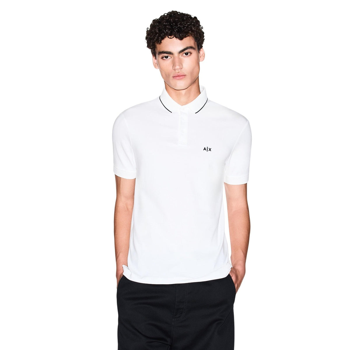Polo Armani Exchange homme blanc piqué liseré contrasté logo AX — vue de face portée — Delvale