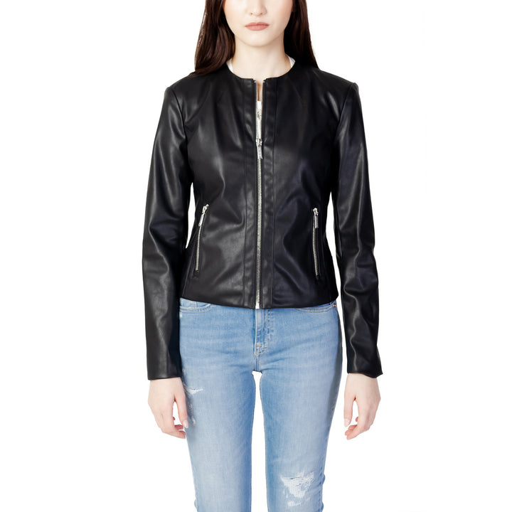 Veste Armani Exchange femme noire effet cuir col rond fermeture éclair cintrée poches zippées — vue de face portée — Delvale