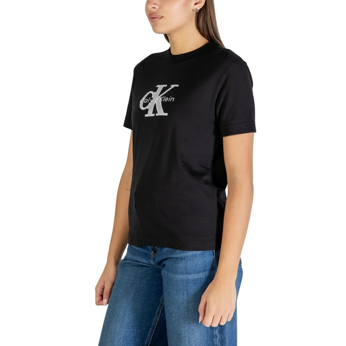 Image 3 : Vue de face du t-shirt Calvin Klein Jeans noir imprimé, coupe féminine flatteuse — delvale