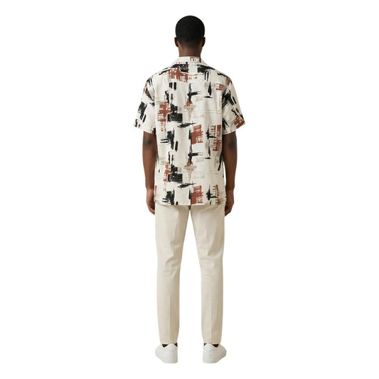 Image 2 : Vue de face de la chemise Antony Morato col camp boutonnée, motif graphique crème et terracotta portée avec un pantalon beige — Delvale