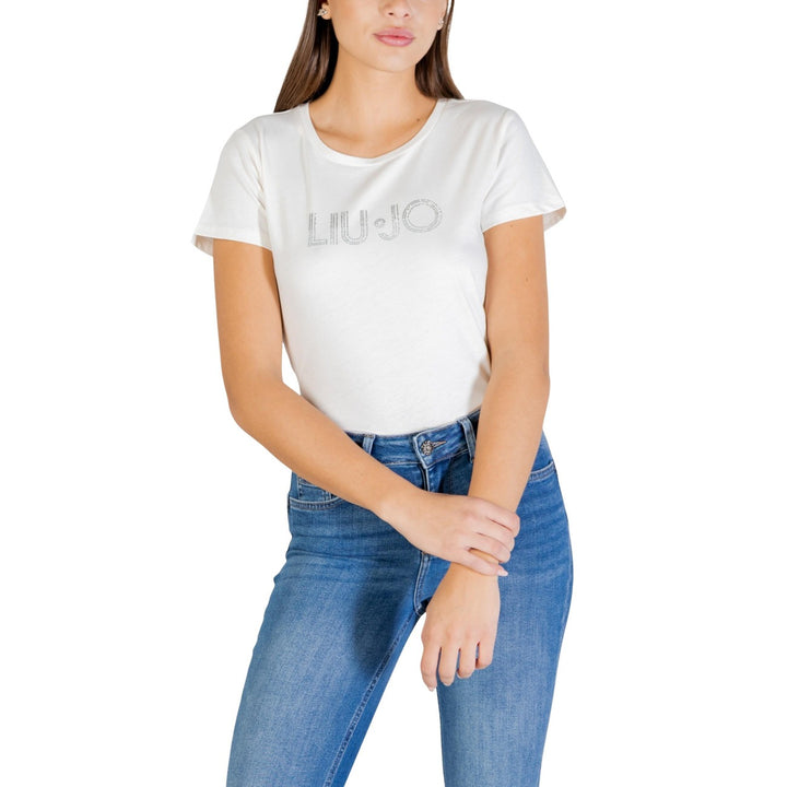 Image 1 : T-shirt femme Liu Jo blanc cassé avec logo strass argenté en poitrine, porté avec un jean bleu — Delvale