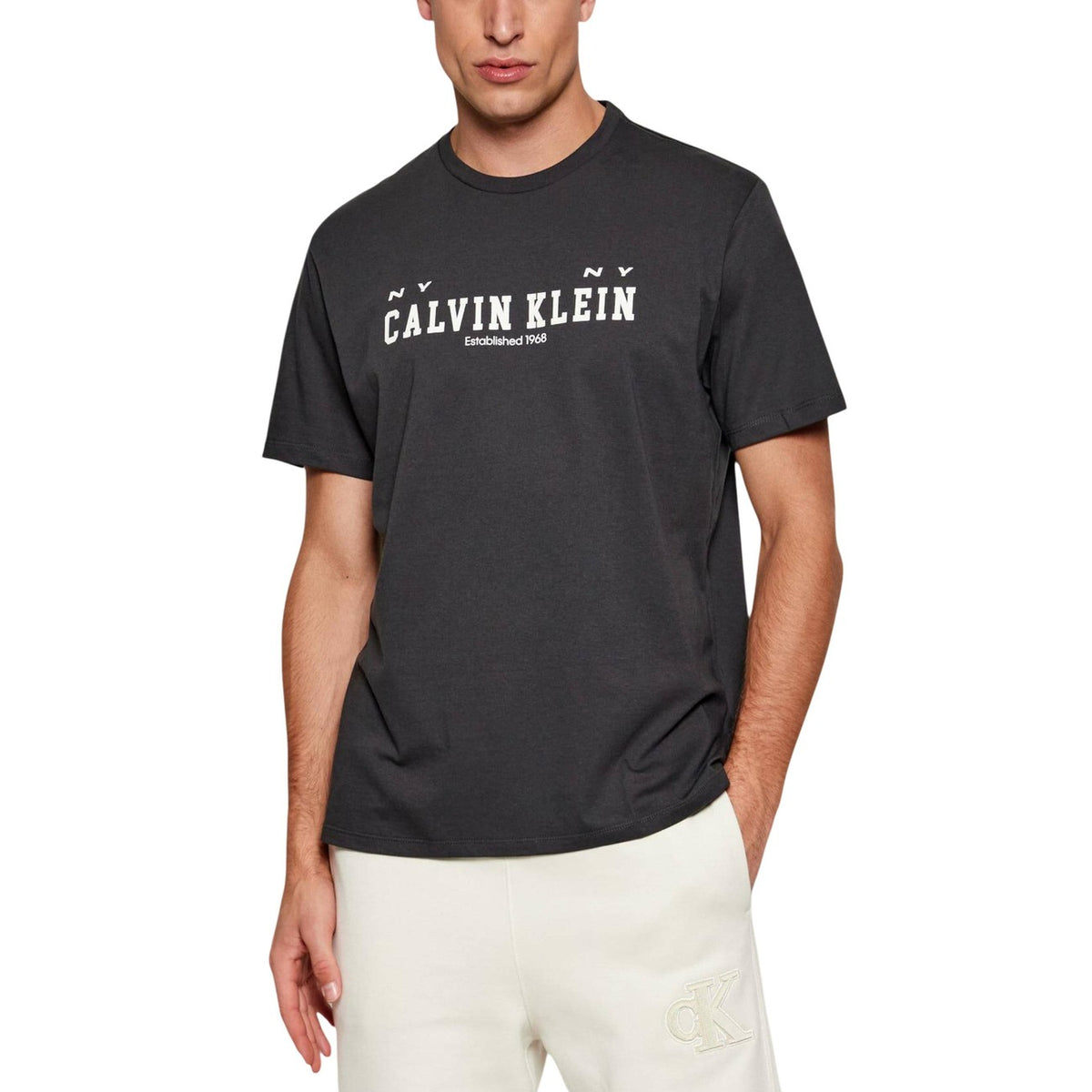 Image 1 : T-shirt Calvin Klein Jeans homme noir avec impression, manches courtes et col rond — Delvale