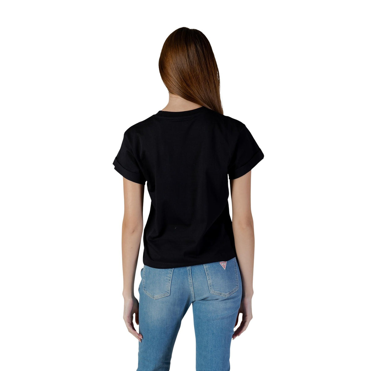 Image 5 : Silhouette complète du t-shirt Guess femme noir manches courtes retroussées, porté avec jean taille haute bleu — Delvale