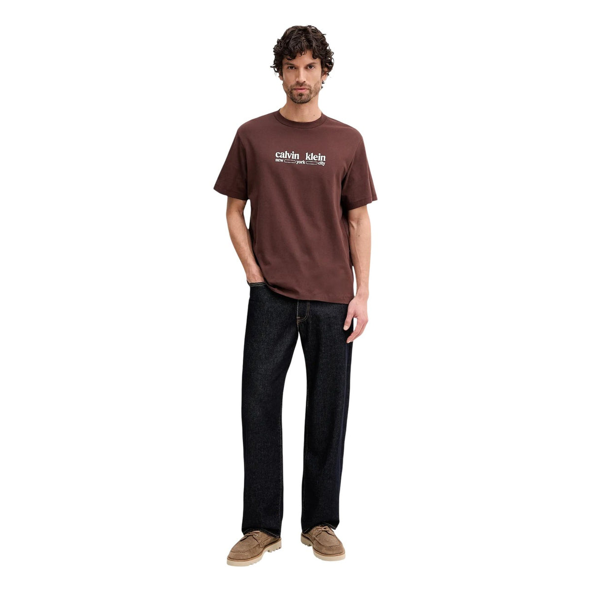 Image 2 : Vue de face du t-shirt Calvin Klein Jeans homme marron à manches courtes avec inscription New York City sur fond blanc — Delvale