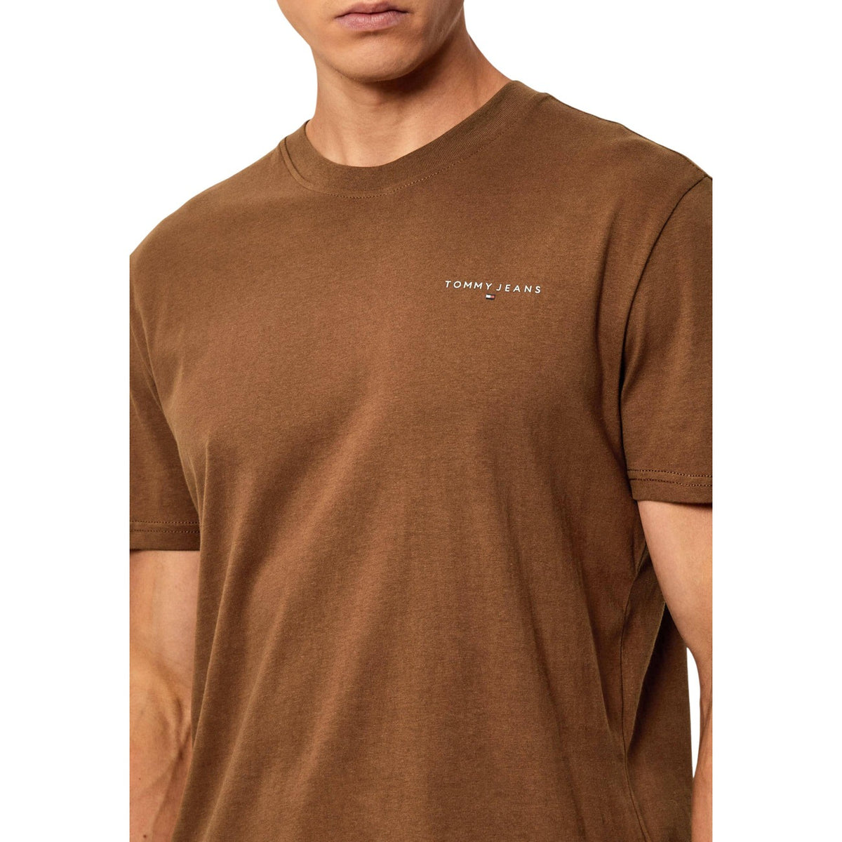Image 4 : T-shirt Tommy Hilfiger Jeans homme porté avec un jean brut bleu clair, style casual urbain décontracté — Delvale