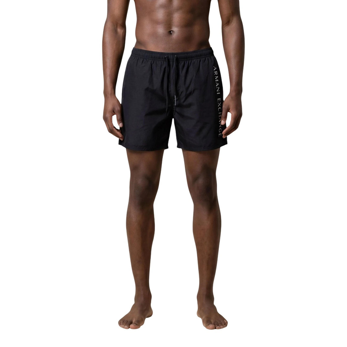 gros plan face bleu marine :
Maillot de bain Armani Exchange homme bleu marine, inscription AX latérale, coupe mi-cuisse — Delvale