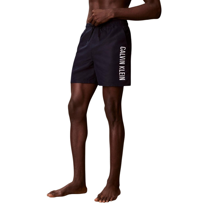 Image 1 : Short de bain Calvin Klein Jeans homme noir avec impression moderne — Delvale