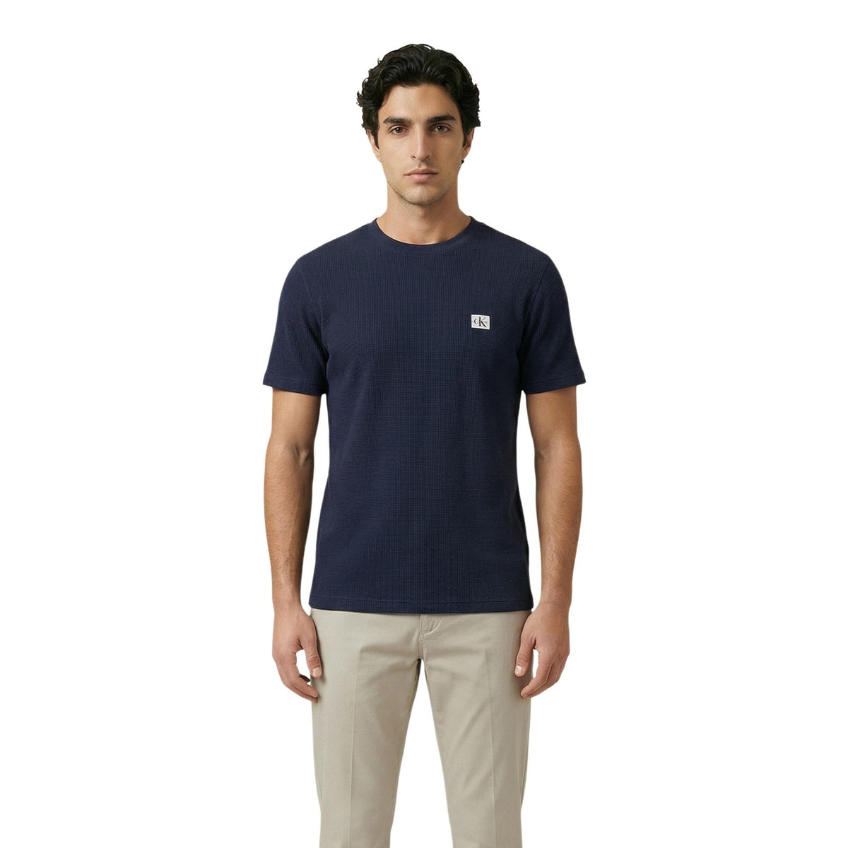 Image 4 : T-shirt Calvin Klein Jeans homme beige porté en situation — Delvale