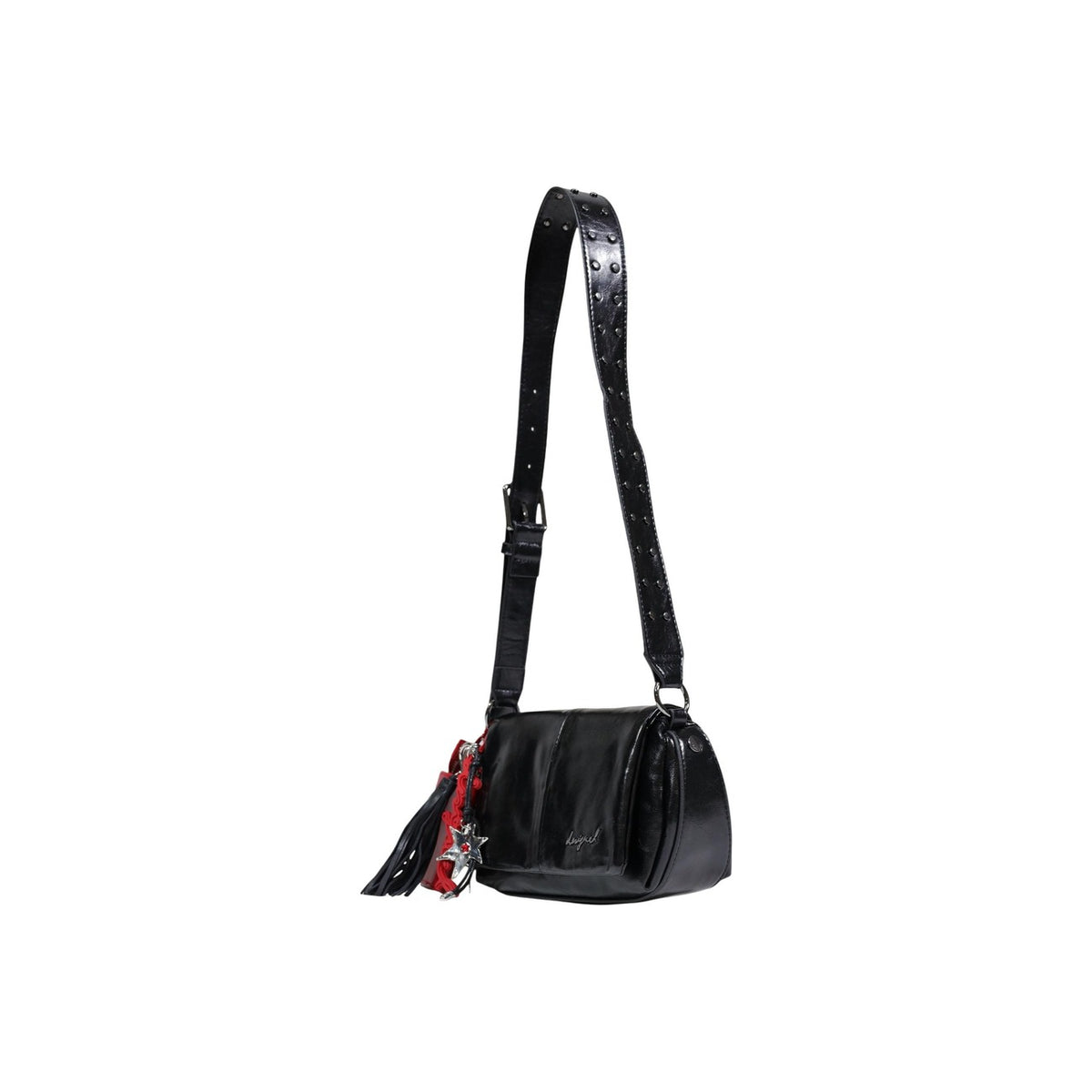 Image 2 : Détail des breloques étoile rouge et argent avec pompon bicolore sur sac Desigual noir — delvale