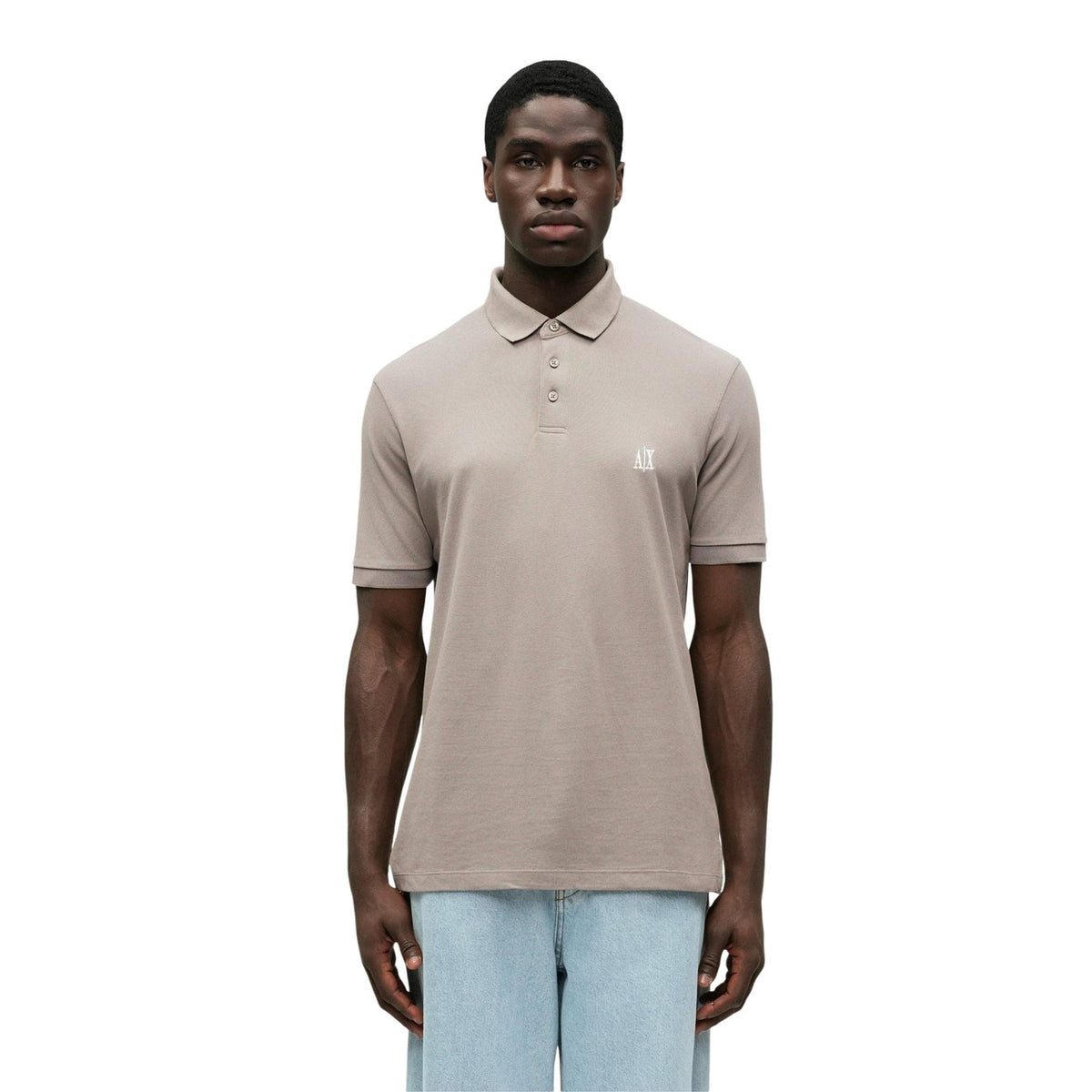 Polo Armani Exchange homme beige piqué logo AX brodé — vue de face portée — Delvale