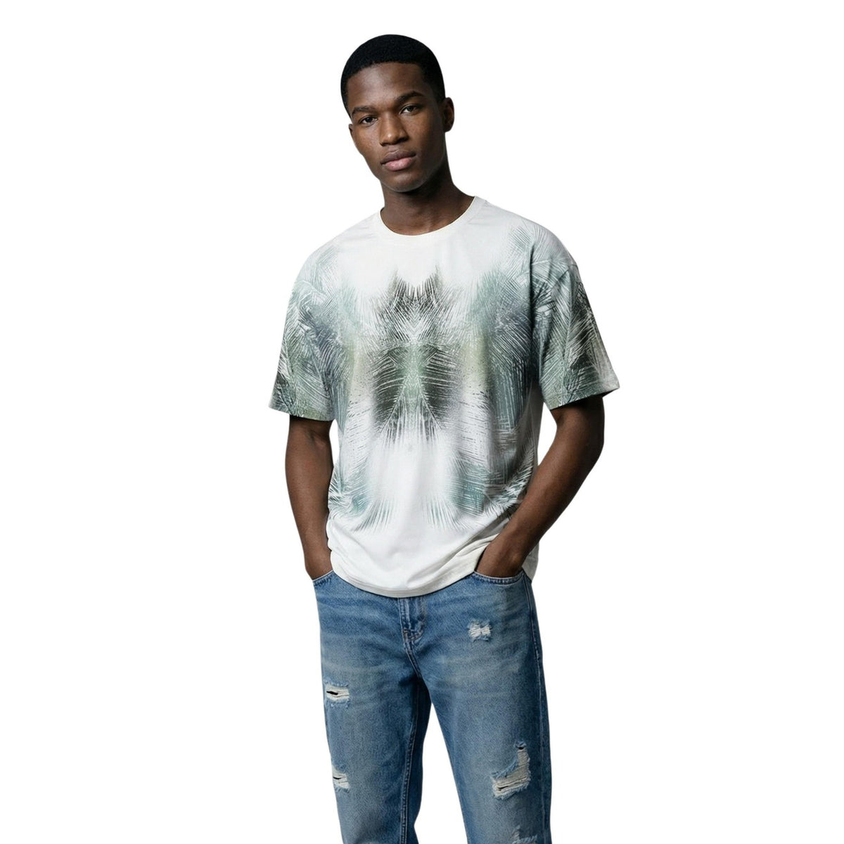 Image 1 : Homme portant le t-shirt Antony Morato blanc à imprimé palmier all-over en camaïeu vert, coupe oversize, col rond, manches courtes, associé à un jean déchiré bleu — Delvale