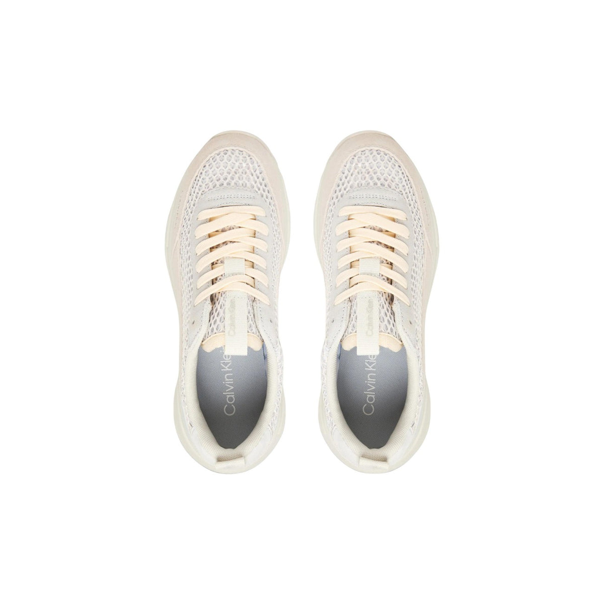 Image 5 : Gros plan sur le logo CK embossé sur le côté des baskets Calvin Klein Jeans femme mesh suède — Delvale