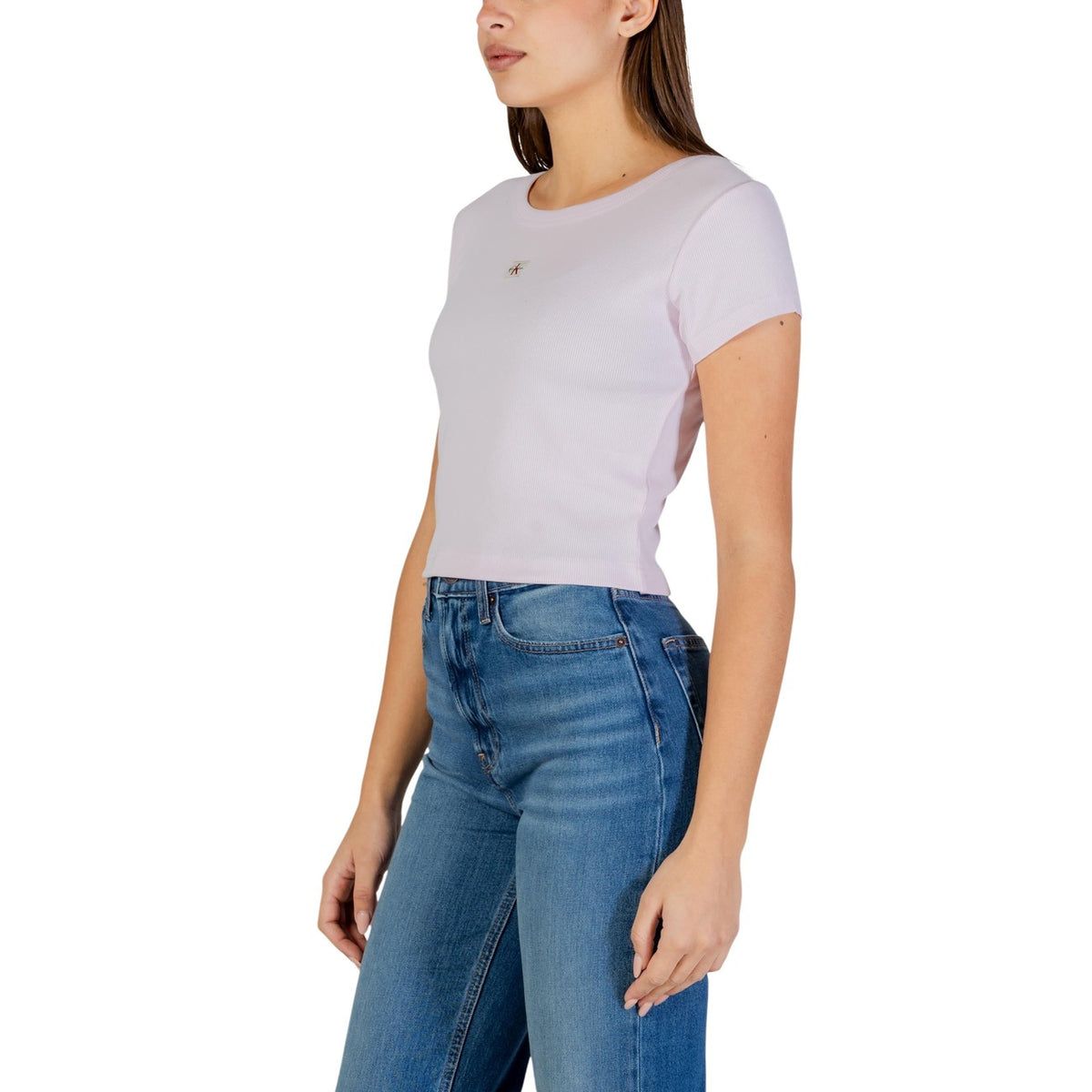 Image 4 : T-shirt femme Calvin Klein Jeans côtelé lilas porté avec jean taille haute bleu, silhouette complète — Delvale