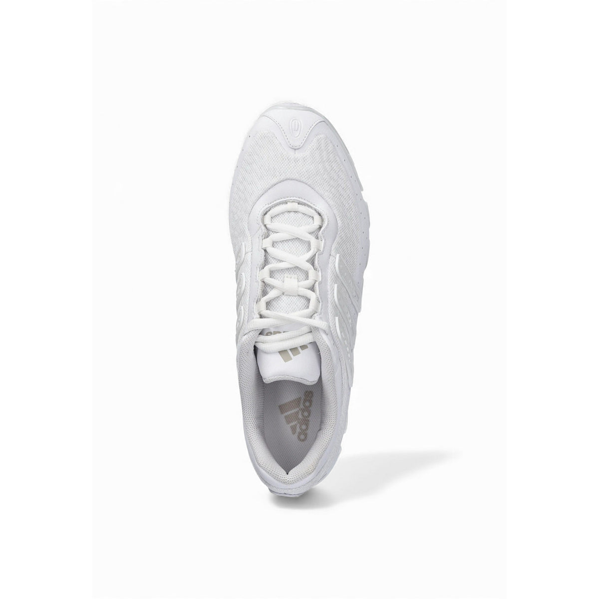 Image 3 : Basket Adidas Originals homme blanche, vue de trois quarts avant mettant en valeur l'empiècement synthétique perforé et la semelle intermédiaire sculptée — Delvale