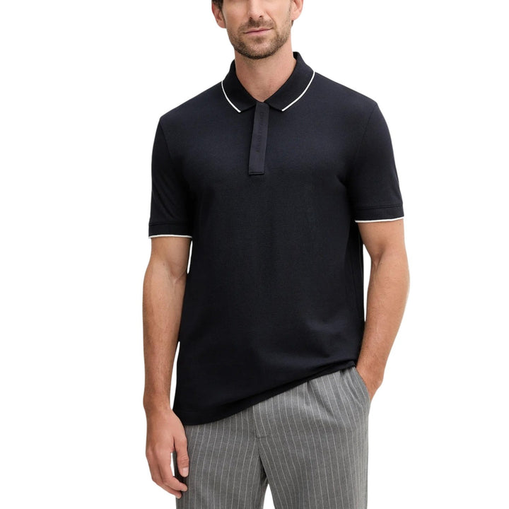 Polo Armani Exchange homme bleu marine liseré blanc col polo manches courtes — vue de face portée — Delvale
