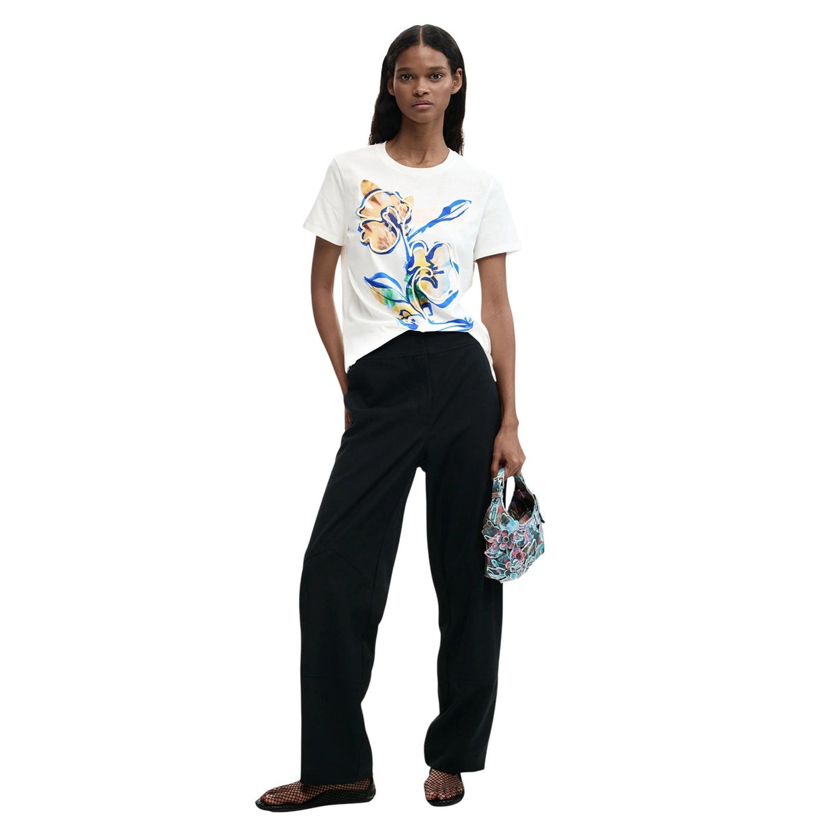 Image 2 : Détail du t-shirt blanc Desigual femme, coupe féminine et motif imprimé tendance — Delvale