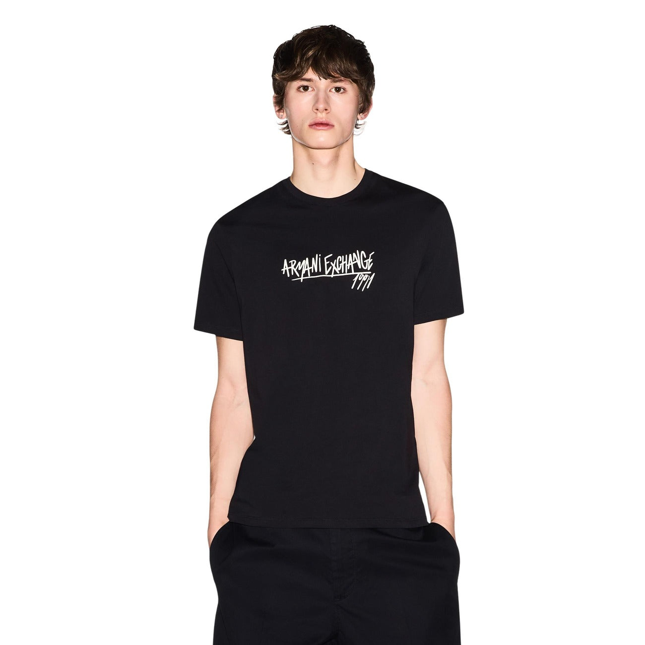 face porté noir :
T-shirt Armani Exchange homme noir, inscription graffiti Armani Exchange 1991 blanc centré poitrine, vue de face — Delvale