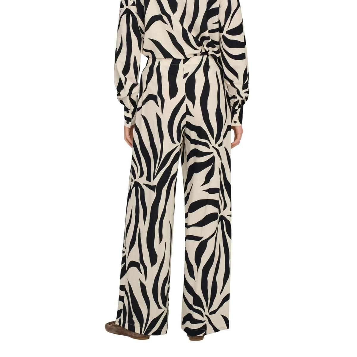 Image 2 : Vue de face du pantalon Only femme motif zébré graphique, coupe fluide palazzo, fermeture lacets contrastés — Delvale