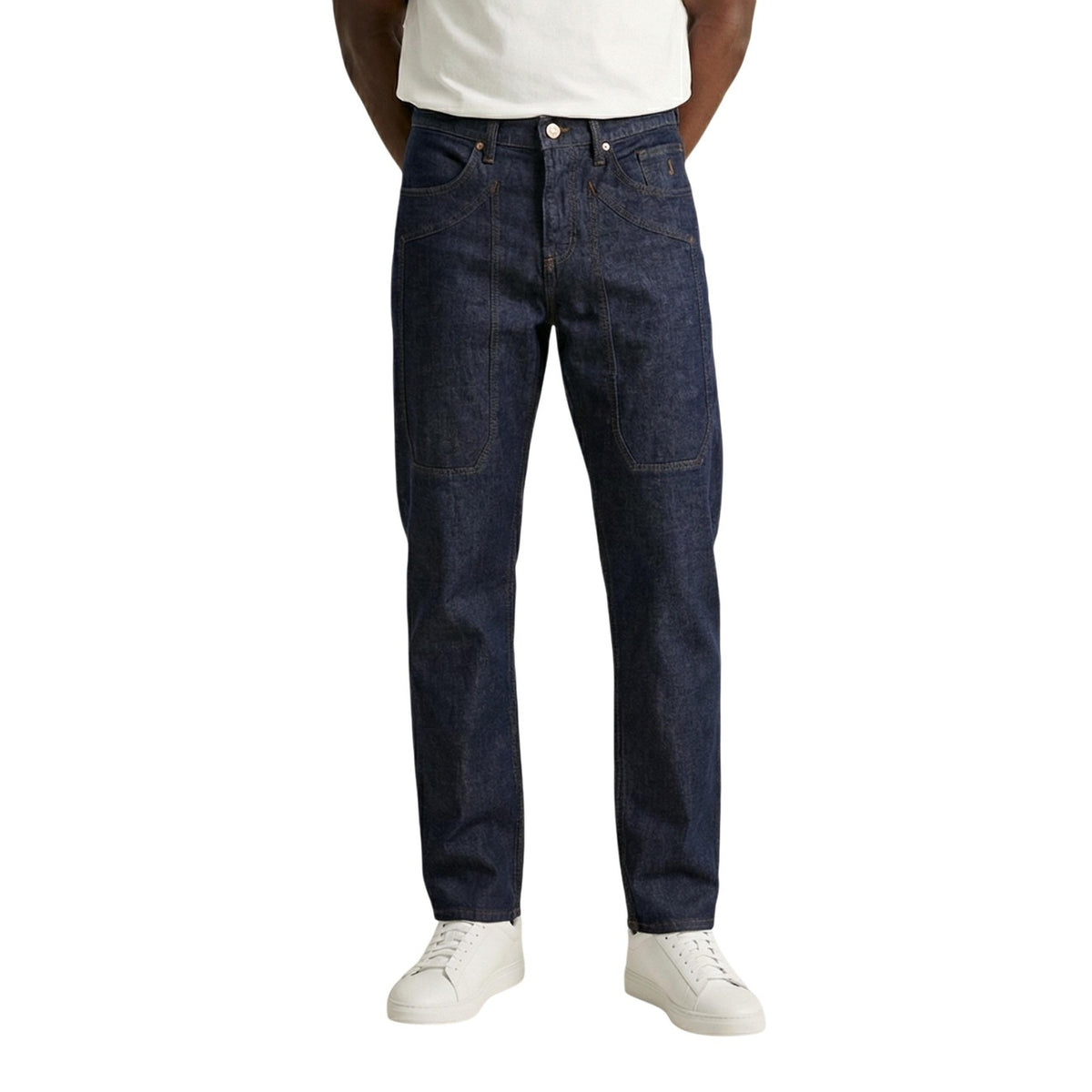 Image 1 : Jean homme Jeckerson coupe droite en denim brut bleu profond, vue de face portée avec t-shirt blanc et sneakers blanches — Delvale