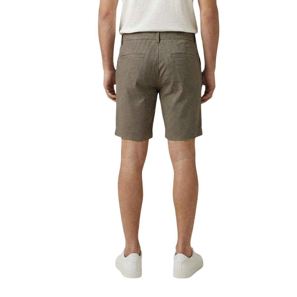 Image 3 : Bermuda Armani Exchange beige porté plein pied, silhouette décontractée premium en look estival casual — Delvale