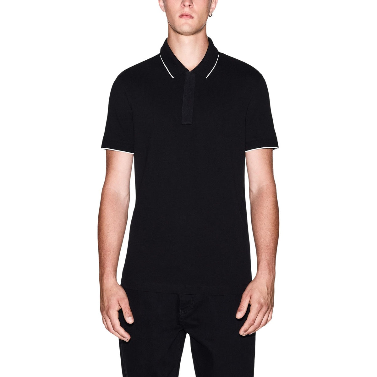 Polo Armani Exchange homme bleu marine col polo liseré blanc — vue de face fond blanc — Delvale