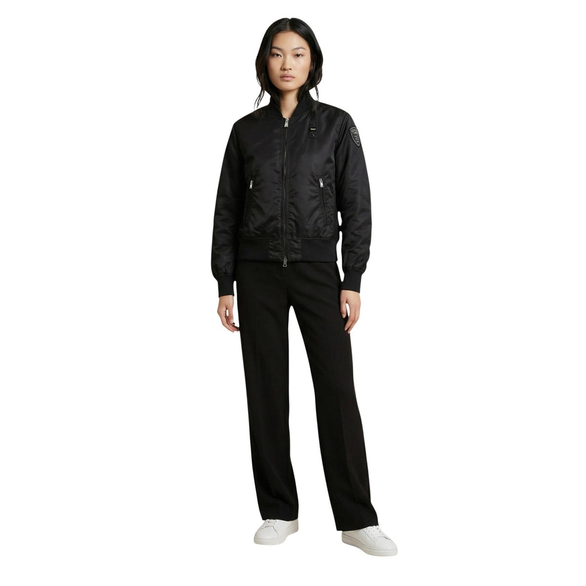 Image 2 : Veste Blauer femme noire avec poches frontales et encolure ronde, détail du style — delvale
