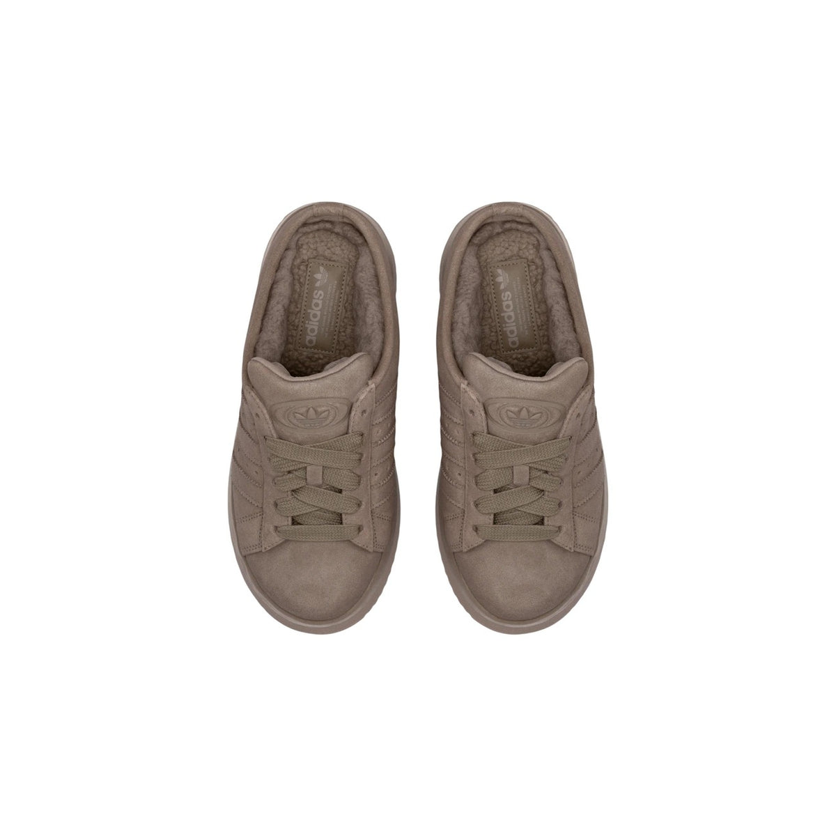 Image 1 : Vue de dessus paire de mules Adidas Originals Campus 00S en suède taupe avec doublure sherpa et lacets assortis — Delvale