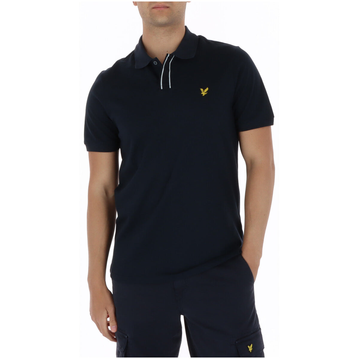 Image 1 : Polo homme Lyle & Scott en piqué de coton marine, logo aigle brodé doré sur la poitrine, col polo avec liseré contrasté, vue de face — Delvale
