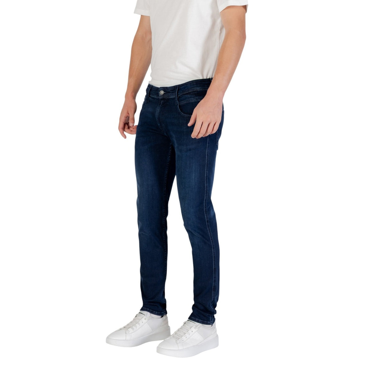Image 3 : Jean homme Replay bleu porté, coupe confortable et moderne — Delvale