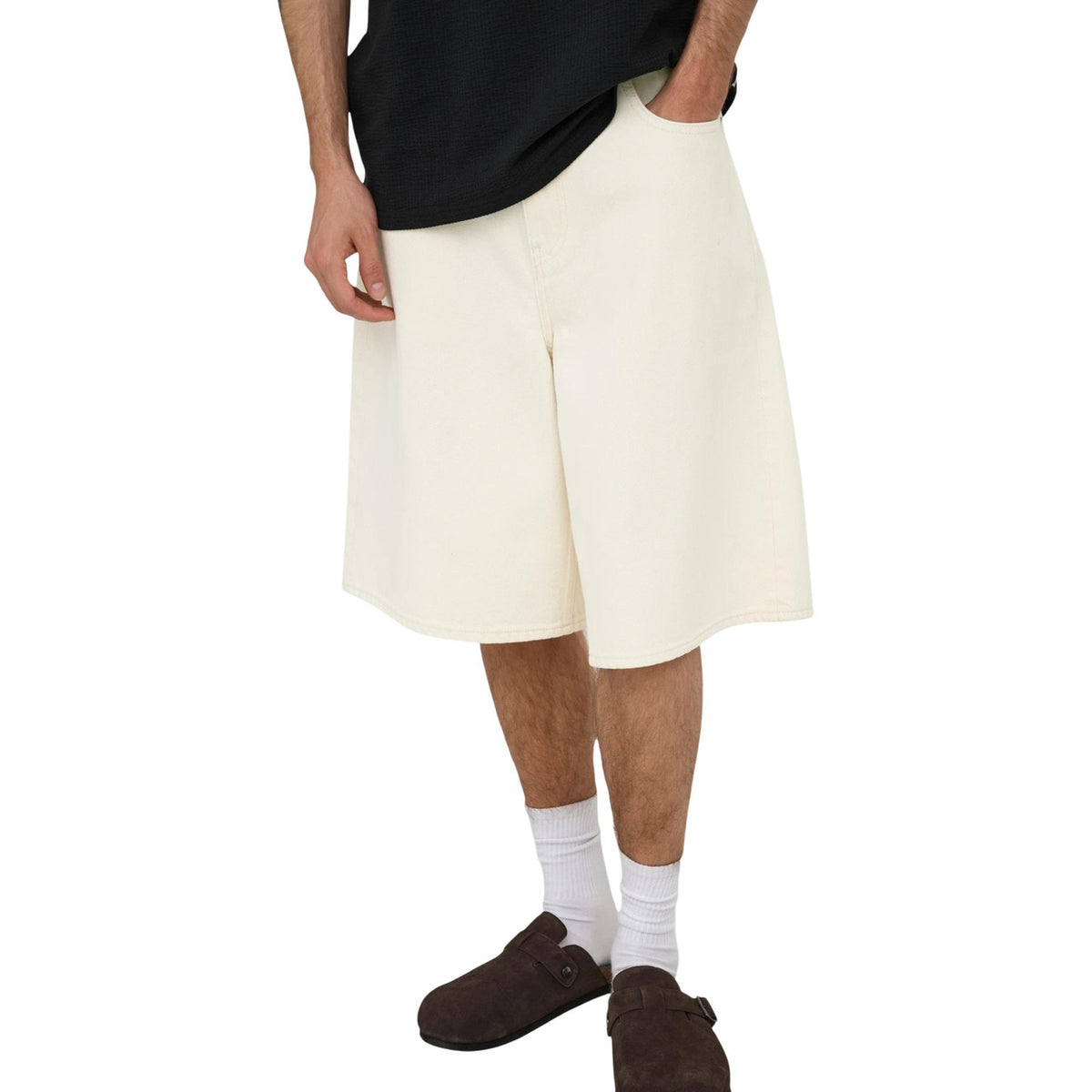 Image 3 : Détail bas de jambe et longueur au genou du bermuda Only & Sons style casual urbain — Delvale