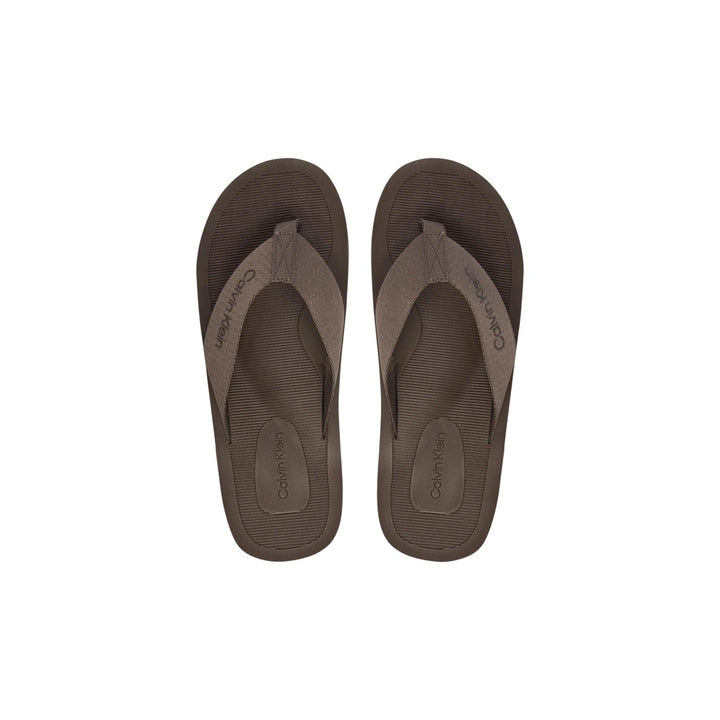 Image 1 : Paire de tongs Calvin Klein homme coloris brun vue de dessus, lanières polyester logo brodé et semelle EVA — Delvale