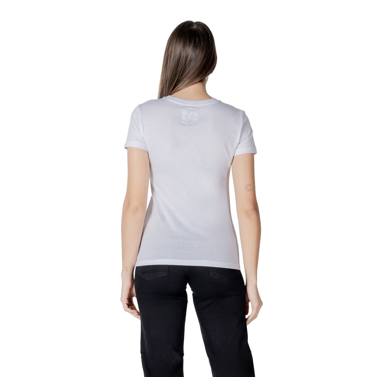 Image 2 : Détail logo AX brodé sur t-shirt Armani Exchange femme en coton — Delvale