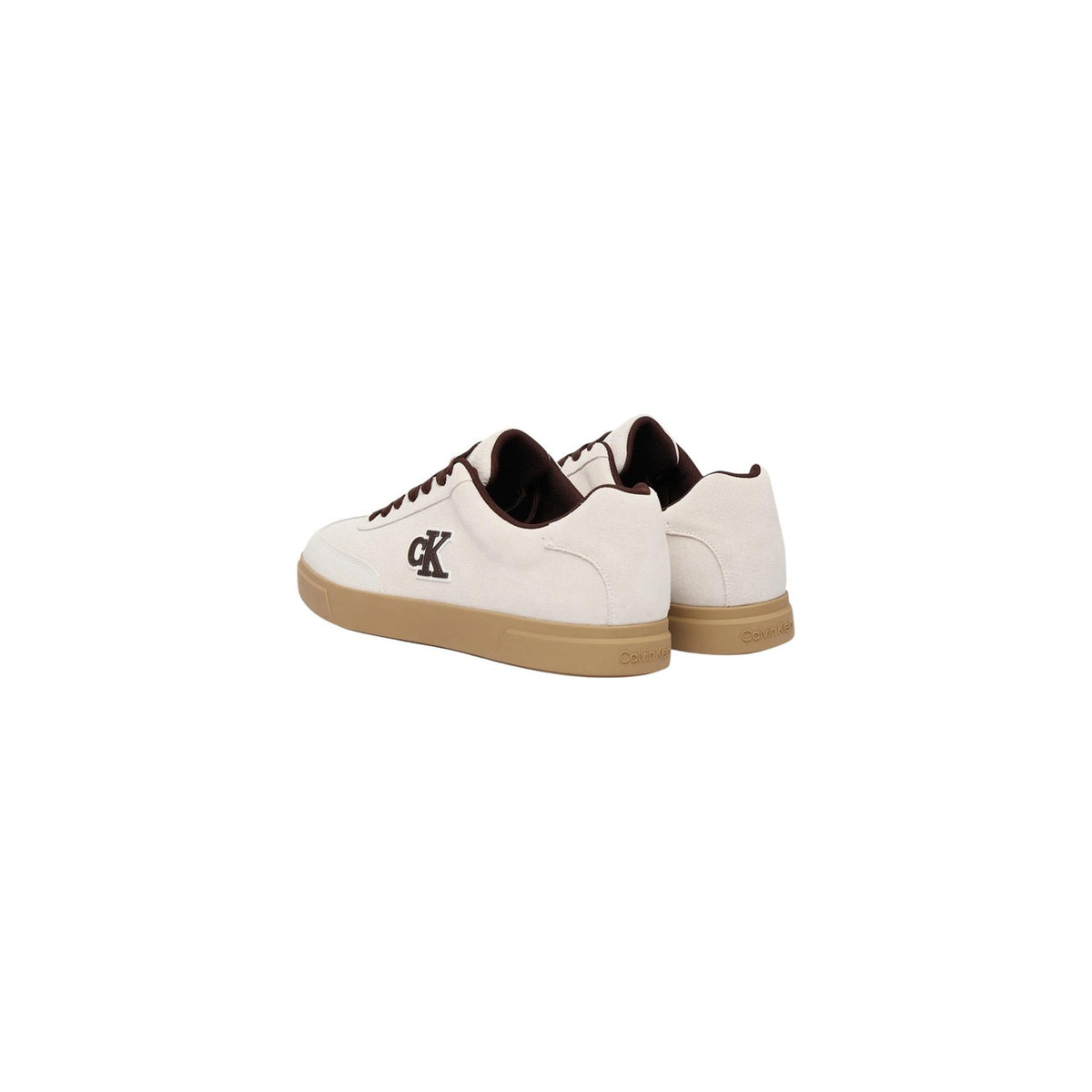 Image 3 : Chaussure Calvin Klein Jeans homme, modèle low-top chamois blanc cassé, semelle gomme caramel et lacets bordeaux, fond blanc — Delvale